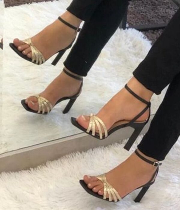 Sandalia Salto fino, tira preta e dourada